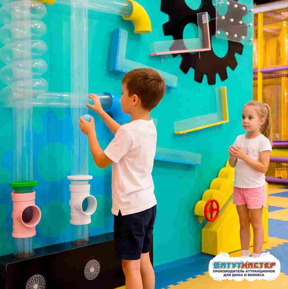 Интерактивная игровая стена «Механика потока», 2,44×0,5×2,44 м