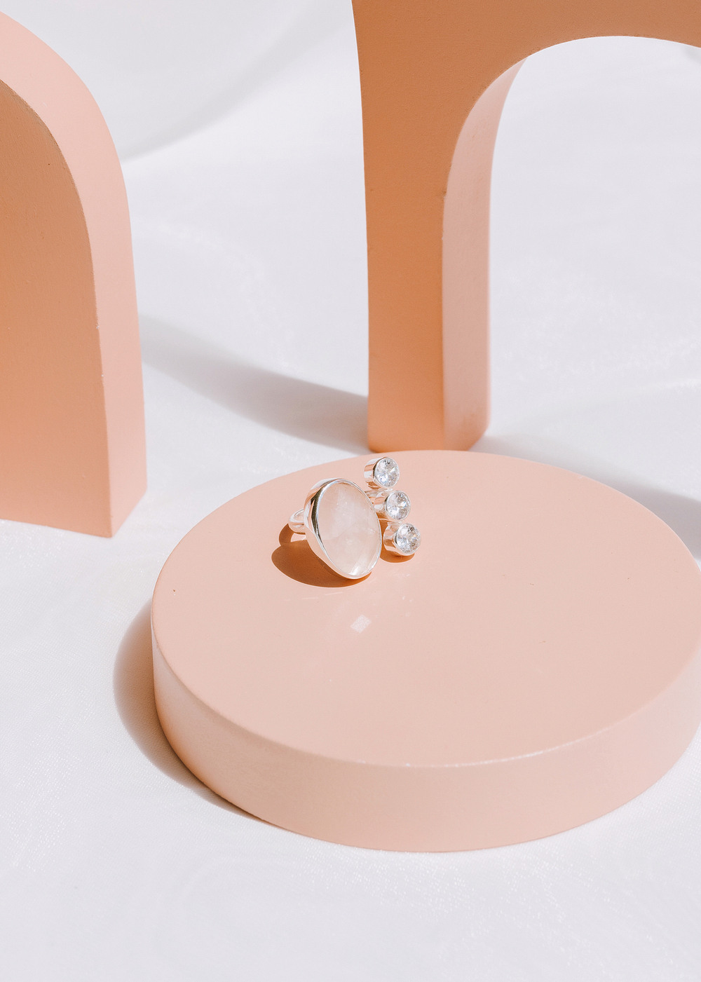 Кольцо «Триплет» с розовым кварцем в шахматной огранке