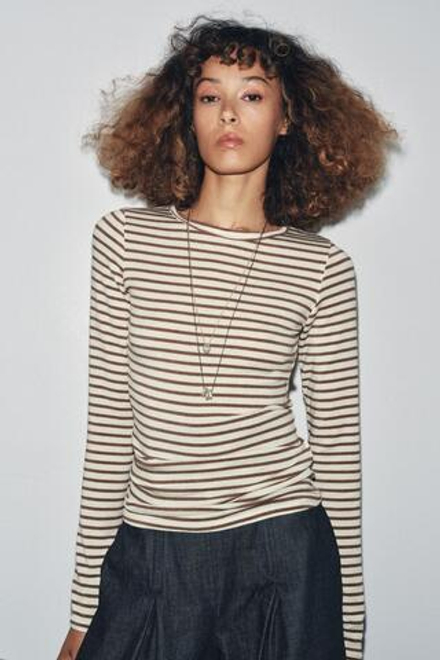 ZARA ФУТБОЛКА В ПОЛОСКУ С ДЛИННЫМИ РУКАВАМИ, ЭКРЮ/КОРИЧНЕВЫЙ