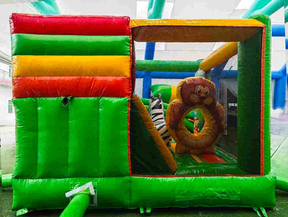 Коммерческий надувной батут «Мини джунгли» с горкой, 4*3,5*2,6 м.