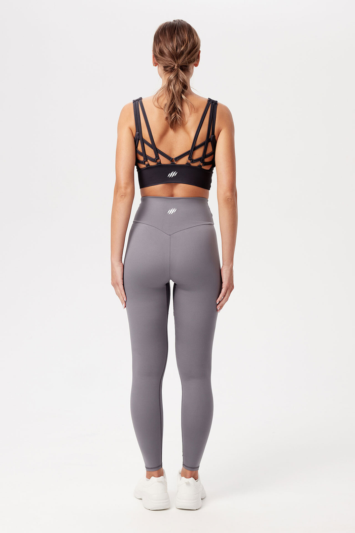 Топ с кольцами на спине