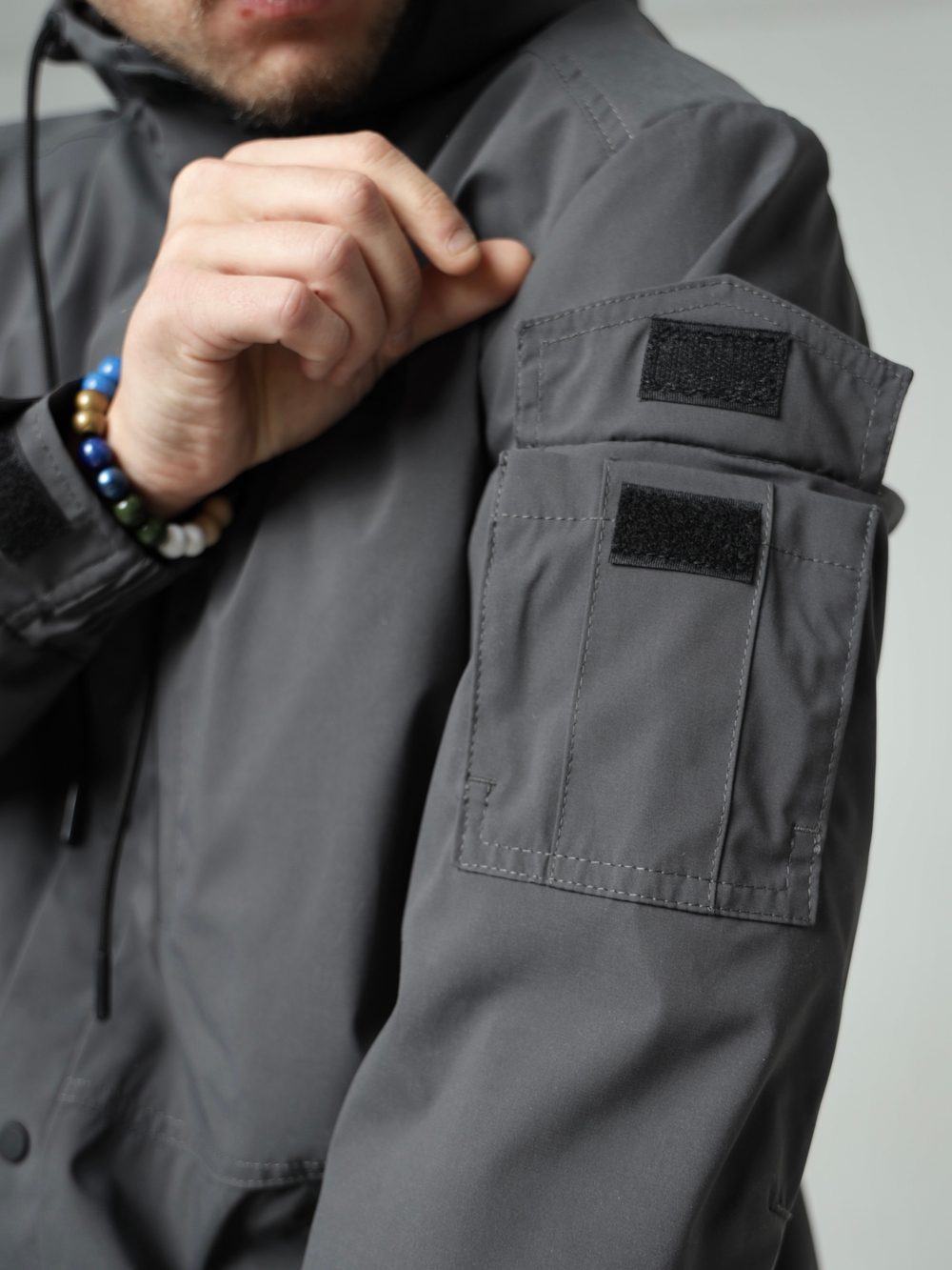 Ветровка с капюшоном серая Город Горький