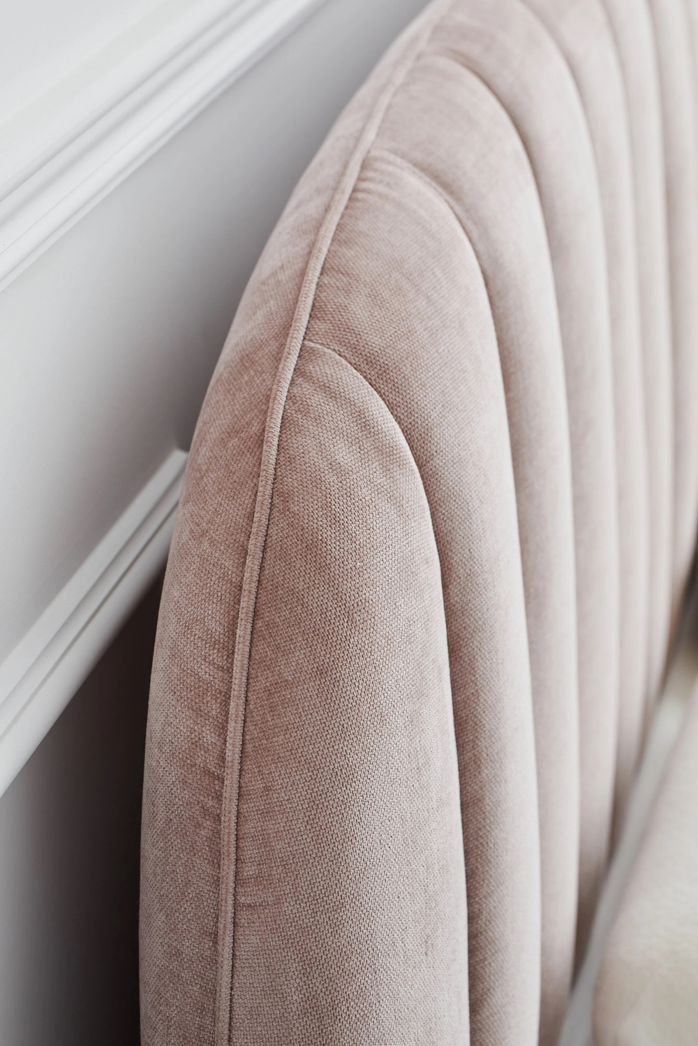 Двуспальная кровать с мягким изголовьем