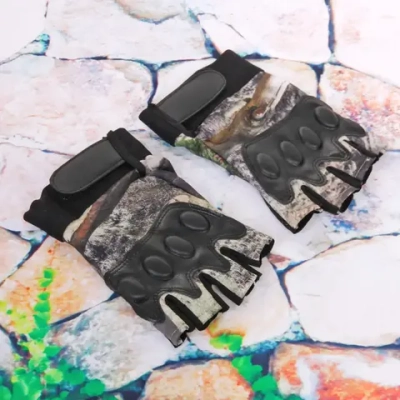 Перчатки туристические лес без пальцев KF56