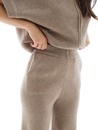 Трикотажный костюм с жилетом в цвете капучино