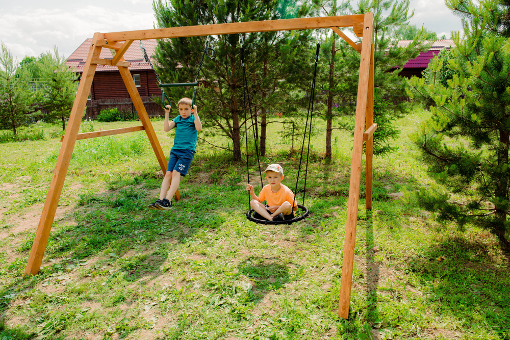 Деревянные качели с гнездом 60см и трапецией