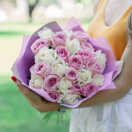 Букет из 25 розовых и белых роз