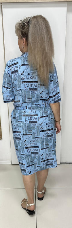 Платье-рубашка с пояском и газетным принтом