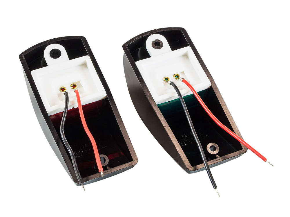 Навигационные огни (красный и зеленый), чёрный корпус