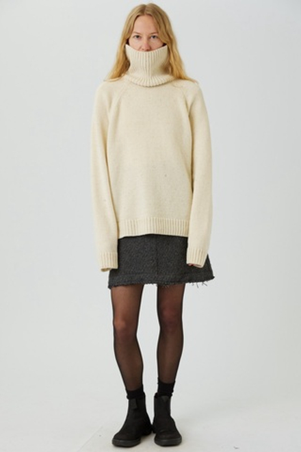 Свитер с горлом из шерсти молочного цвета