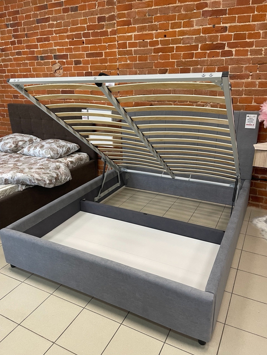 Кровать с подъемным механизмом