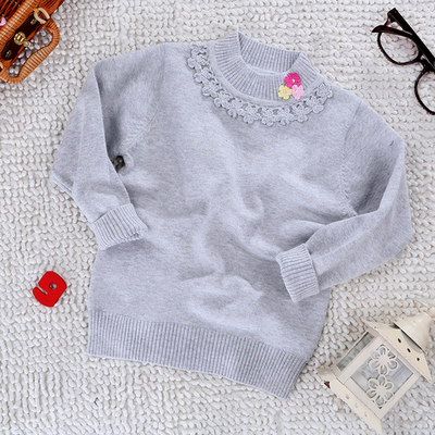 Джемпер однотонный с вязаной цветочной аппликацией