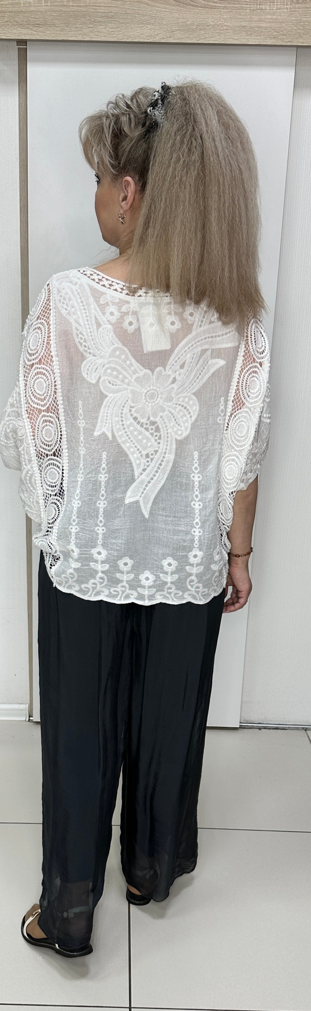 Белый нарядный с ажурной вставкой блузон