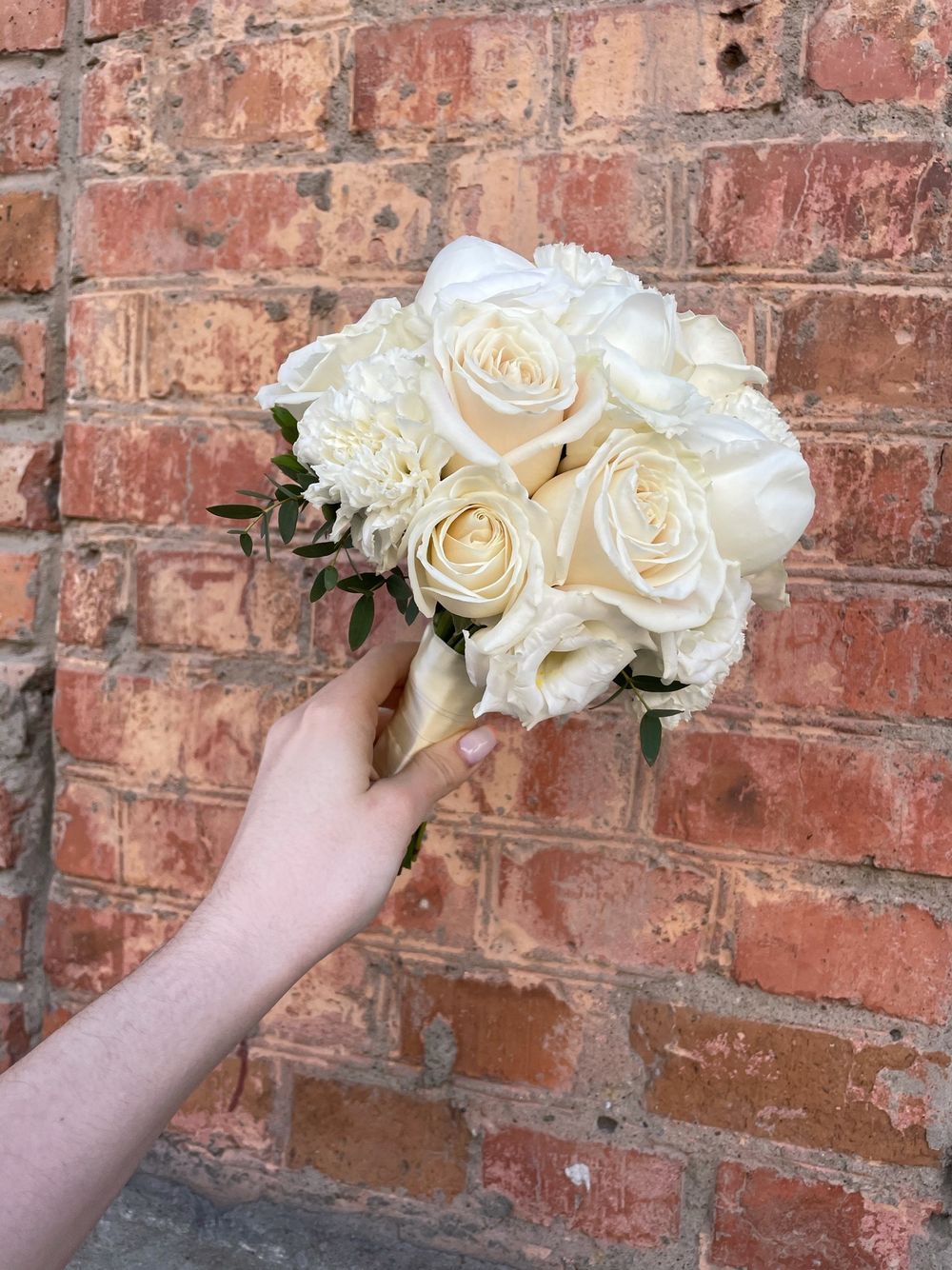 Свадебный букет из пионов, лизиантуса, диантусов и эвкалипта