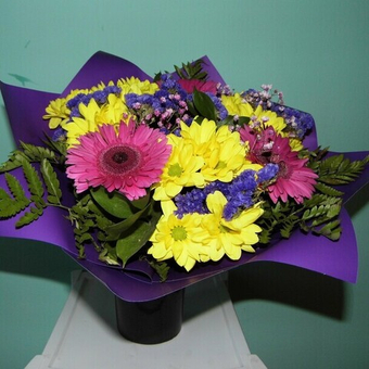 Букет из хризантемы, статицы и гипсофилы Комплимент 2.0