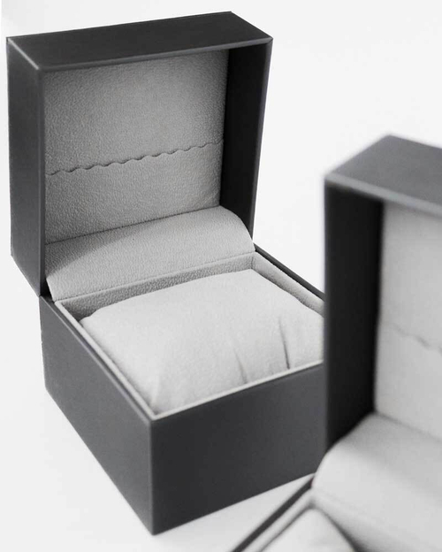 Футляр пластиковый с оклейкой искусственной кожей с декоративной строчкой, 110x110x87мм