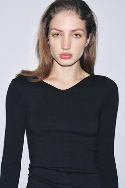 ZARA ФУТБОЛКА С V-ОБРАЗНЫМ ВЫРЕЗОМ, ЧЕРНЫЙ