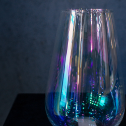 9. Прозрачная стеклянная ваза в форме капли