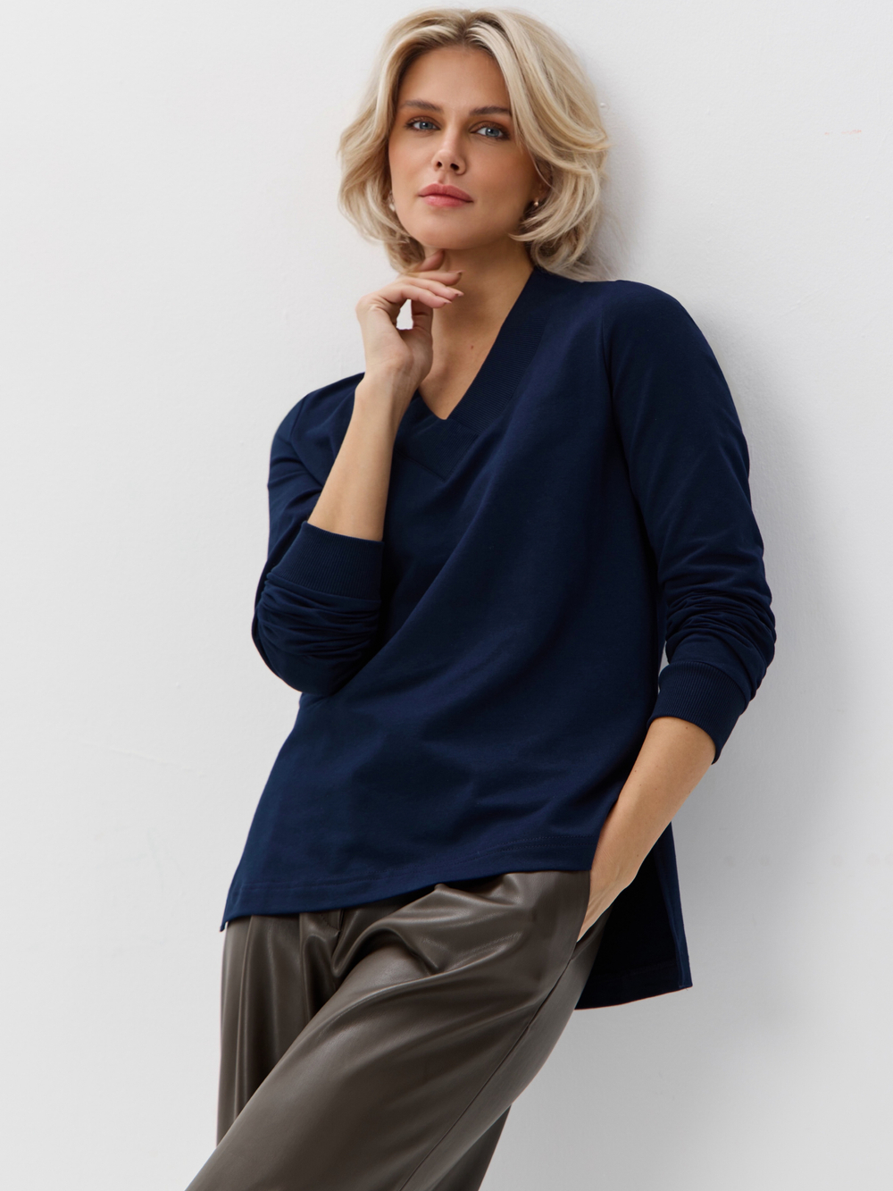 Джемпер с V-вырезом и удлиненной спинкой