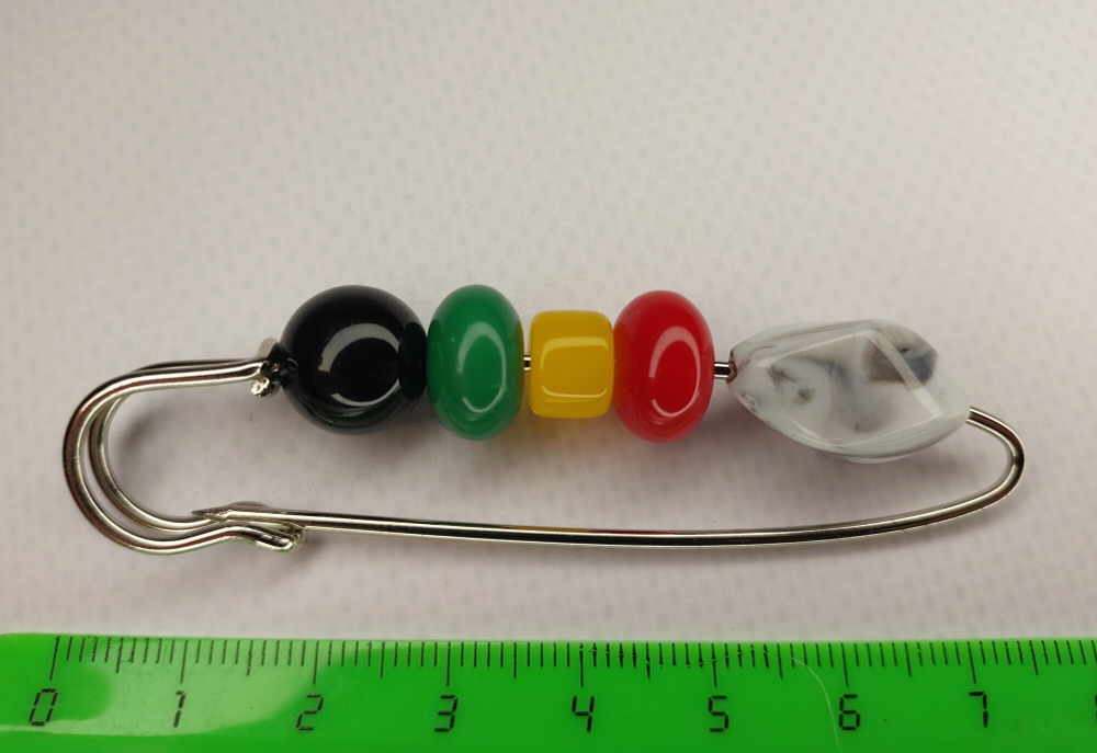 Булавка брошь "морские камушки" для кардигана,  пальто, платков, костюмов, одежды.Цвет серый зелёный красный.