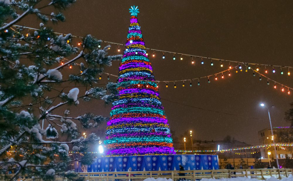 Светодинамическая елка каркасная-узкая с встроенной гирляндой "Евро-2" 15 м