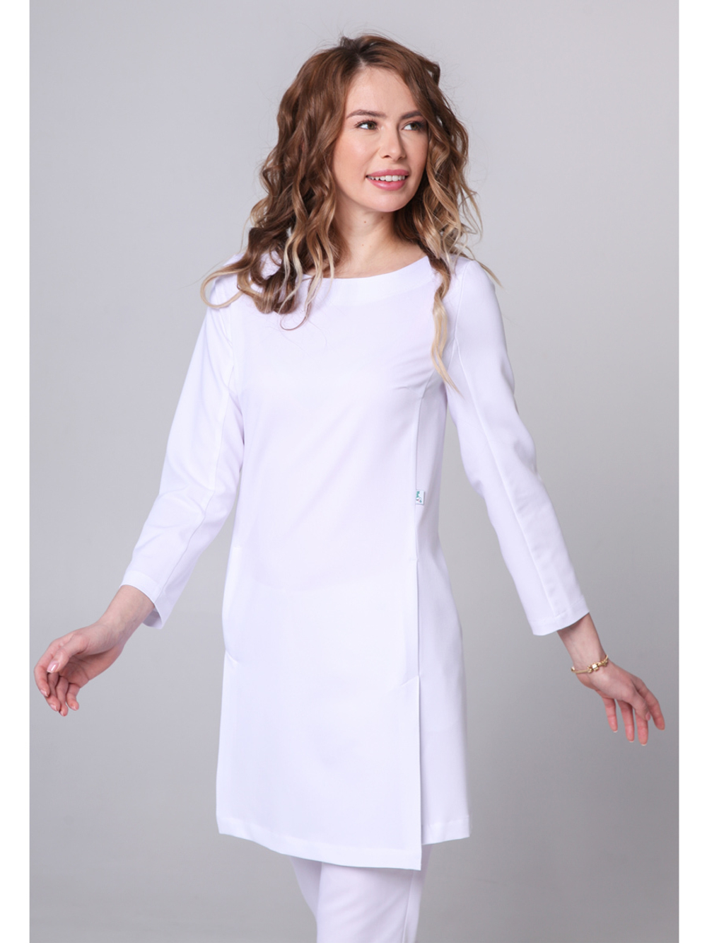 Белая блуза медицинская