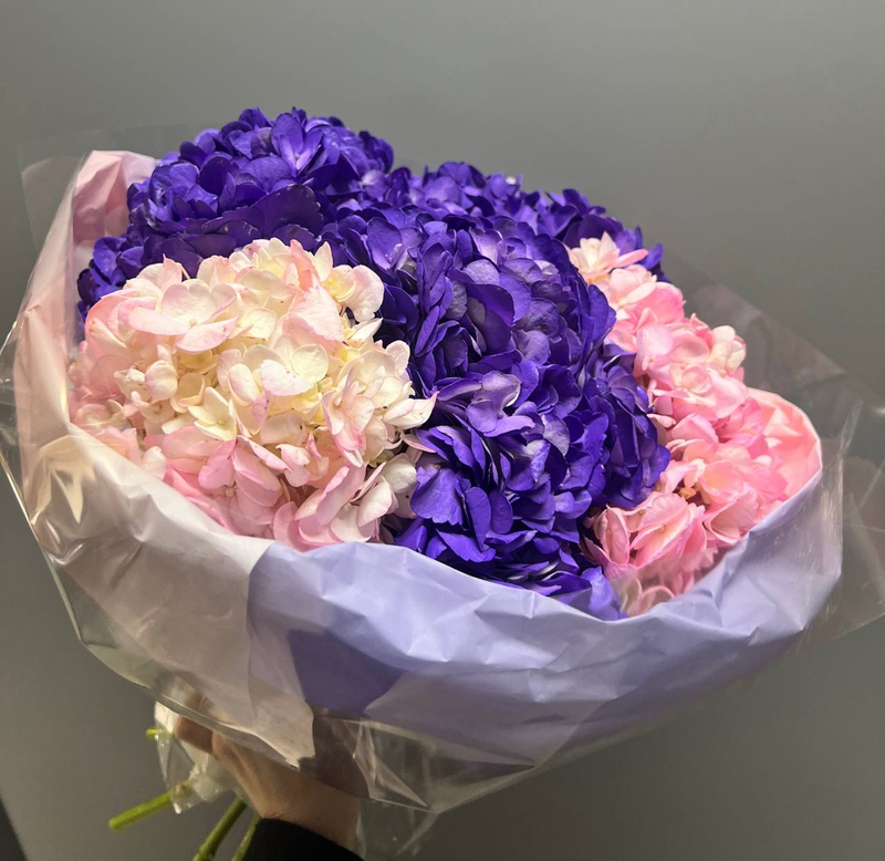 Яркий букет из гортензий