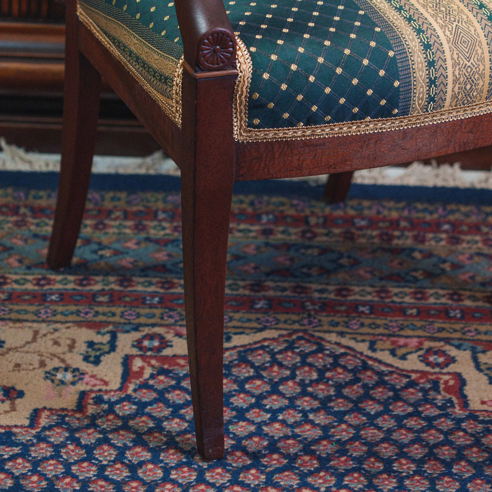 Антикварное кресло кабинетного типа