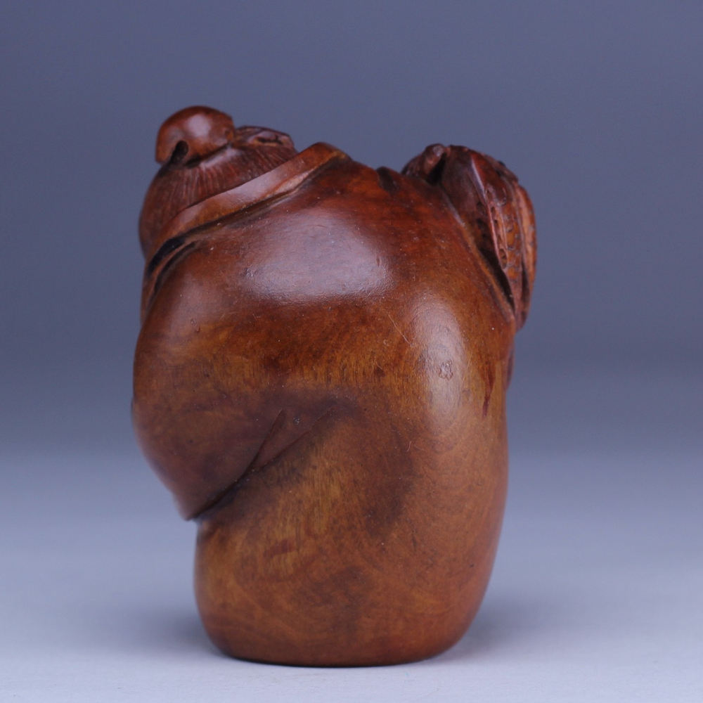 Нэцкэ Мужчина с рыбками на плече