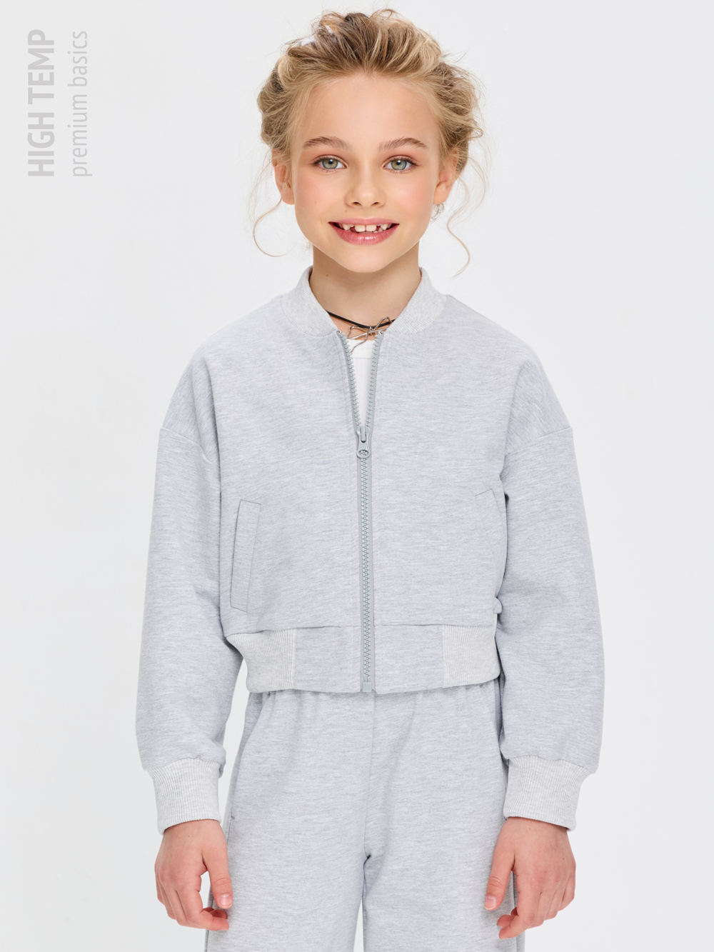 Укороченный бомбер из футера на молнии