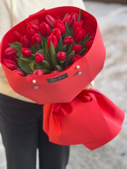 Красные тюльпаны в авторском оформлении от Флора Маркет