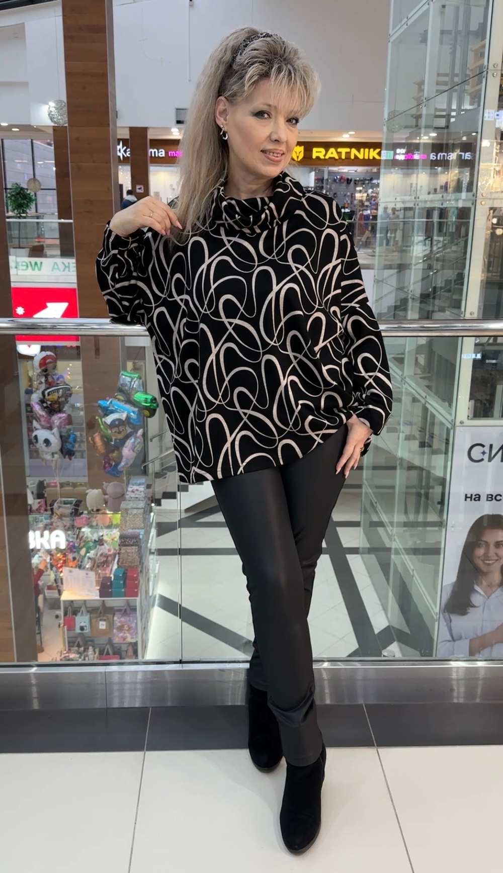 Туника черная с хомутом и бежевым абстрактным изображением