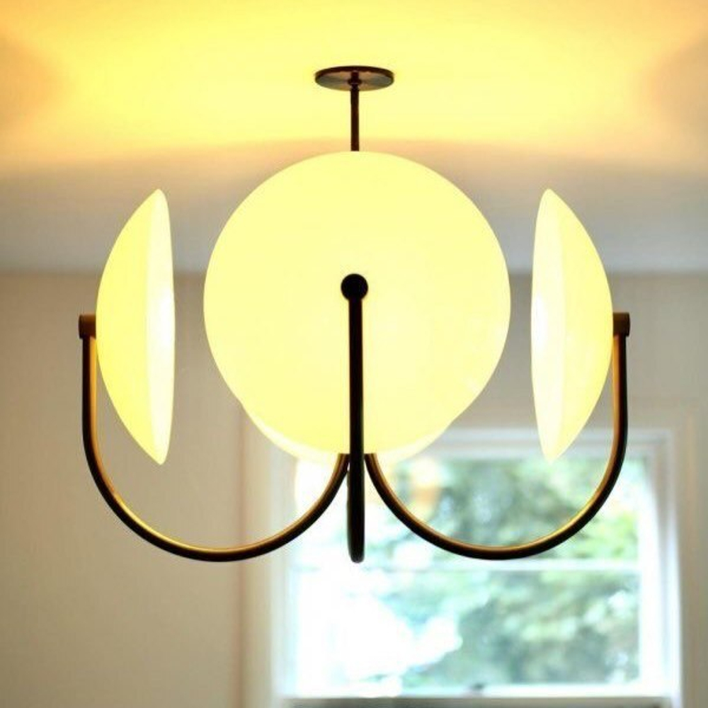 Стильная подвесная люстра с круглым матовым плафоном и боковыми световыми сегментами.