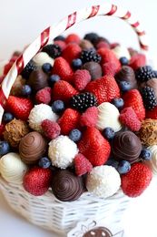 Корзина с клубникой в шоколаде "Королевский подарок"