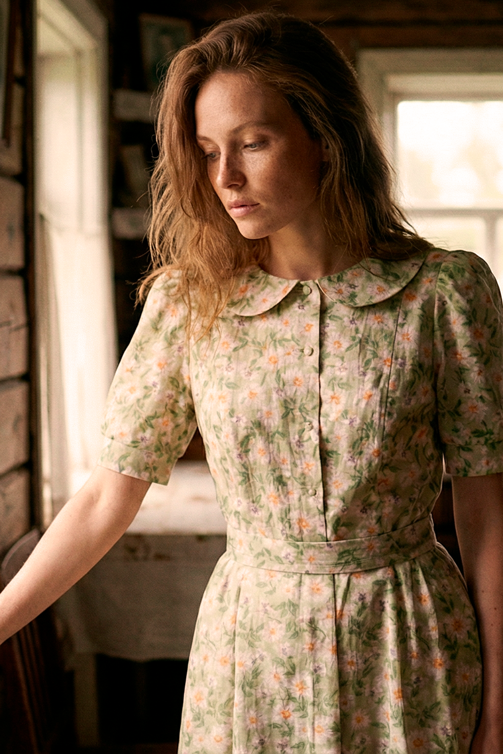 Платье с отложным воротником