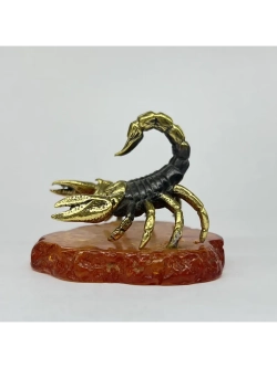 Бронзовая статуэтка на янтаре