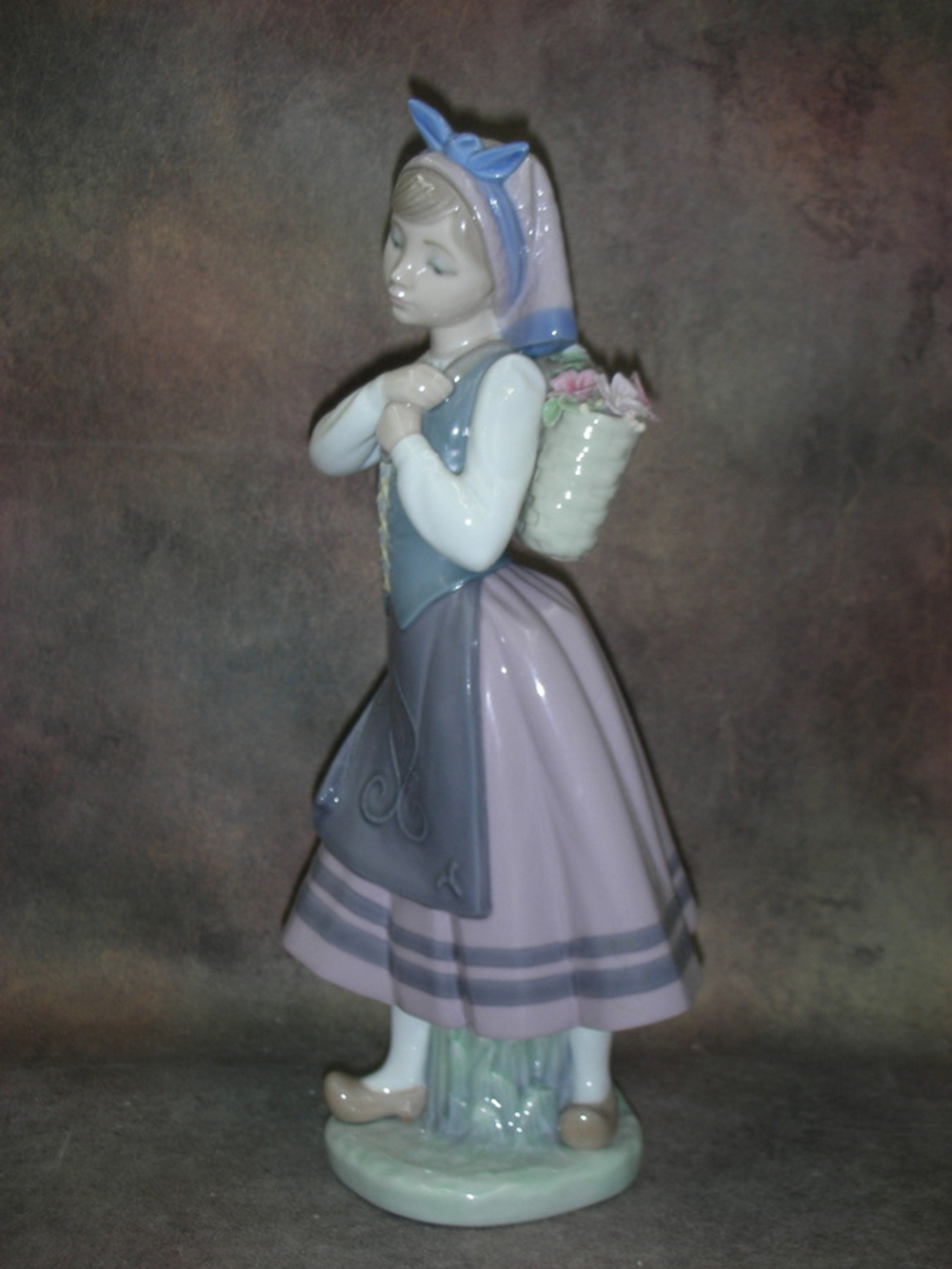Статуэтка. Фарфор. Девушка с корзиной цветов. Lladro. Испания