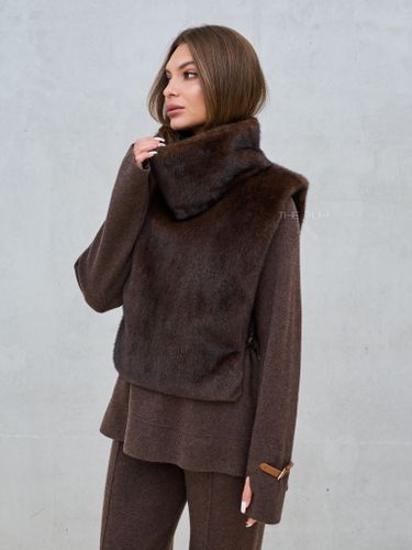 Шоколадная манишка из эко-меха с завязками