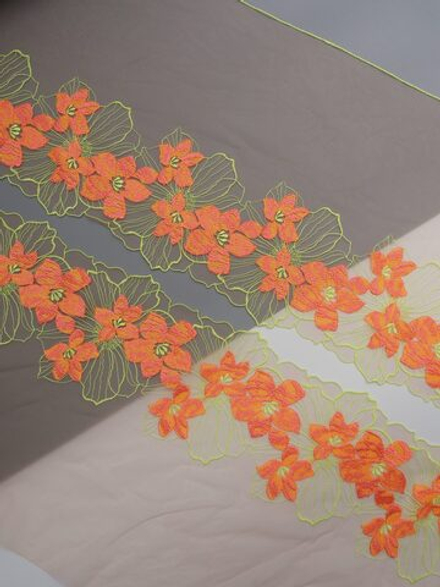 Вышивка на сетке загорелая телесная с лимон-лайм и оранжевым ширина 25 см ОТРЕЗ 0,62+2,32 м (левая и правая стороны)