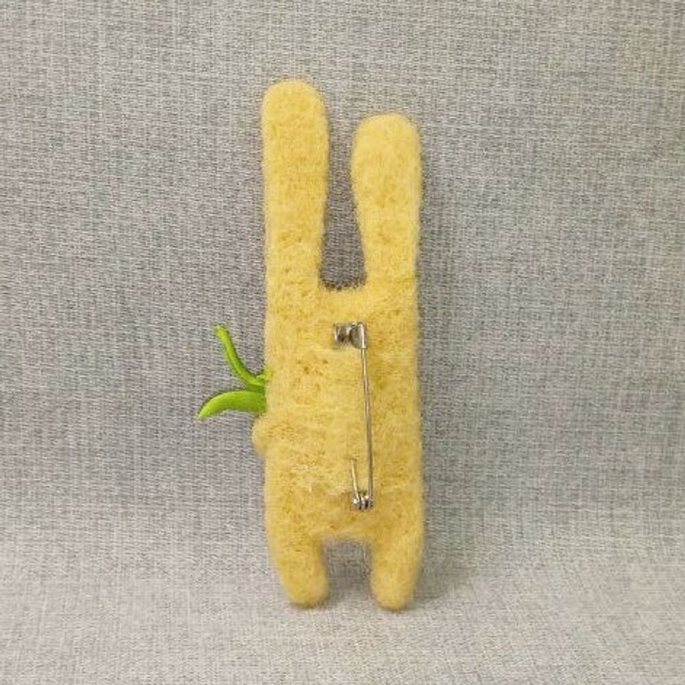 Авторская брошь Зайка с морковкой