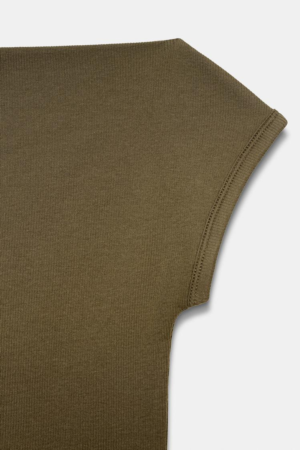 ZARA ФУТБОЛКА С ВЫРЕЗОМ ЛОДОЧКОЙ, ХАКИ