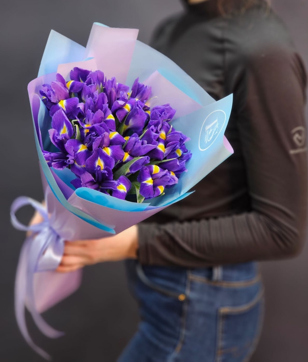 Букет 60 Монобукет с ирисами