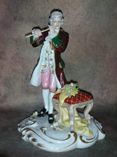 Статуэтка. Фарфор. Лорд играющий на флейте. Capodimonte. Италия