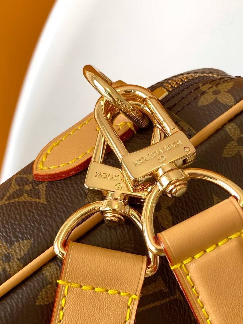 Сумка через плечо Louis Vuitton