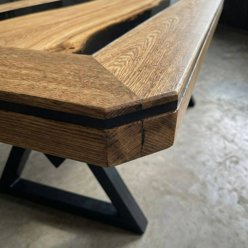 Уцененный стол из карагача в обрамлении дубовых бортов