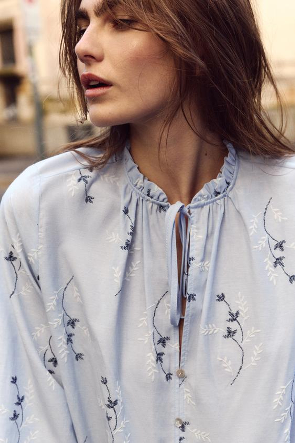 Блузка с аппликацией и вышивкой - ZARA