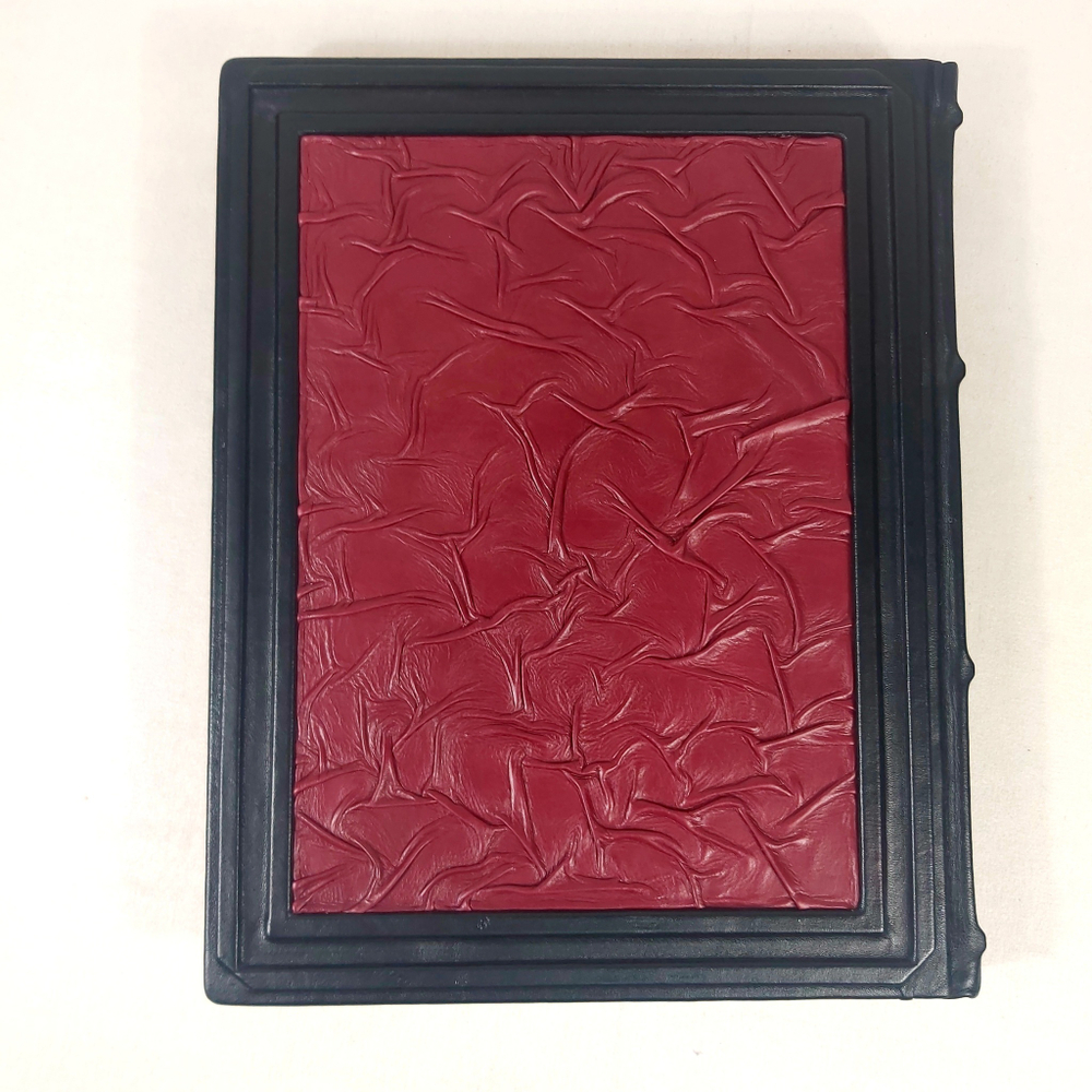 Книга "Русская охота" в переплете из натуральной кожи в футляре