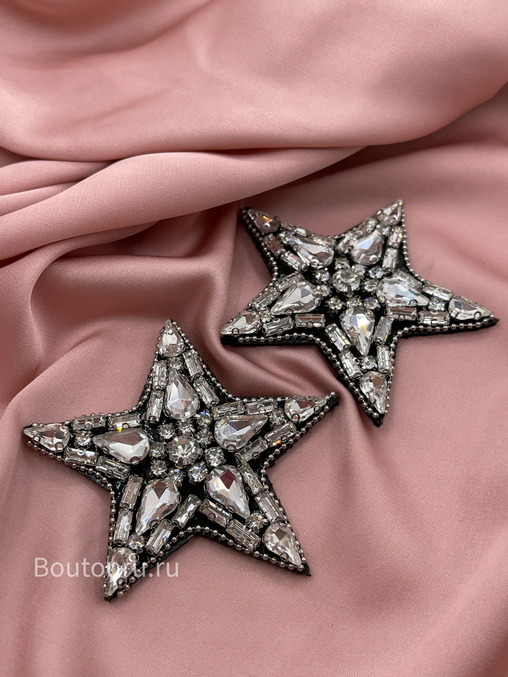 Нашивка звезда черная с серебристыми стразами