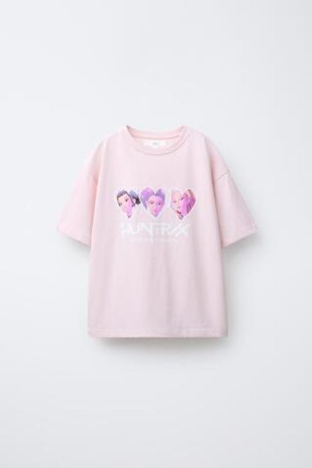ZARA ФУТБОЛКА С ПРИНТОМ KPOP DEMON HUNTERS™ NETFLIX ©, РОЗОВЫЙ