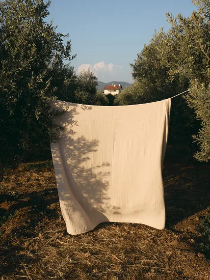 Покрывало двухстороннее из многослойного муслина цвета охры из коллекции essential, 180х250 см